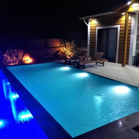 Cragos With Swimming Pool 페티예