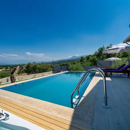 Cragos With Swimming Pool *