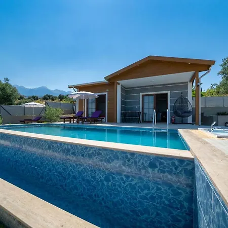 Cragos With Swimming Pool Villa